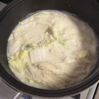 白菜、キャベツ、えのき、豆腐のみなので真っ白ですが、笑(>_<)めっちゃ美味しかったです♡お昼に頂きました、また作ります\( ˆoˆ )/